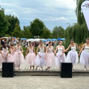 School is out, Tanzen in: Step by Step feiert Ferienbeginn auf der Schools out Party im Sportpark Hallbergmoos